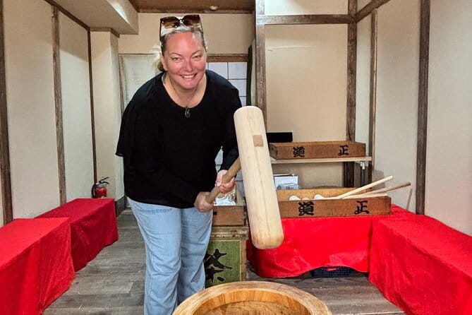 【For adult】Traditional Mochi Pounding Experience with Tasting - From steamed rice to mochi: what the hands-on process feels like