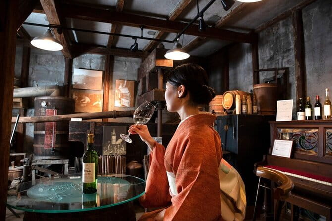 【For adult】Traditional Mochi Pounding Experience with Tasting - Shaping and tasting: kinako, sweet red bean paste, and tea