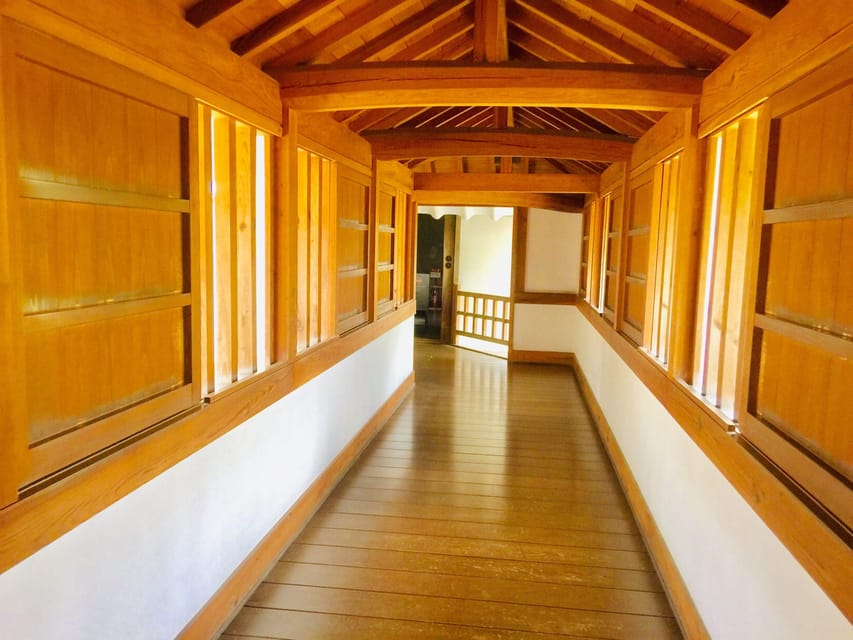 Himeji: Private Guide Tour of the Castle from Osaka or Kyoto - Entering Himeji Castle: What the Keep and Gates Teach You