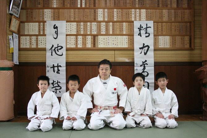 Immerse in Judo Martial Arts Class from Japan - The first stage: posture, grappling basics, and ukemi