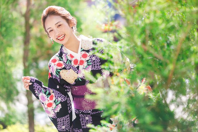 Kimono experience and Photo Session in Osaka - Tsutenkaku Hondori Shopping Street: photos in motion with shops nearby