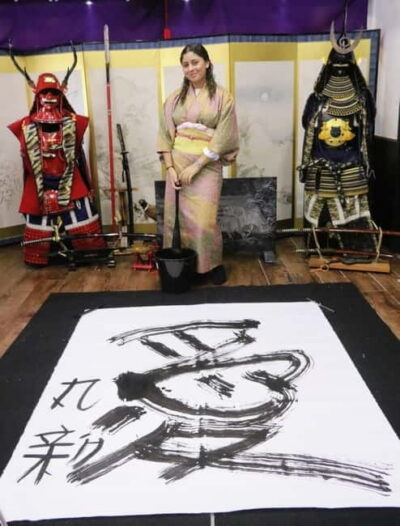 Learning Shodo with a kimono and Trying Samurai Calligraphy - Samurai calligraphy: one character, oversized brush, big meaning