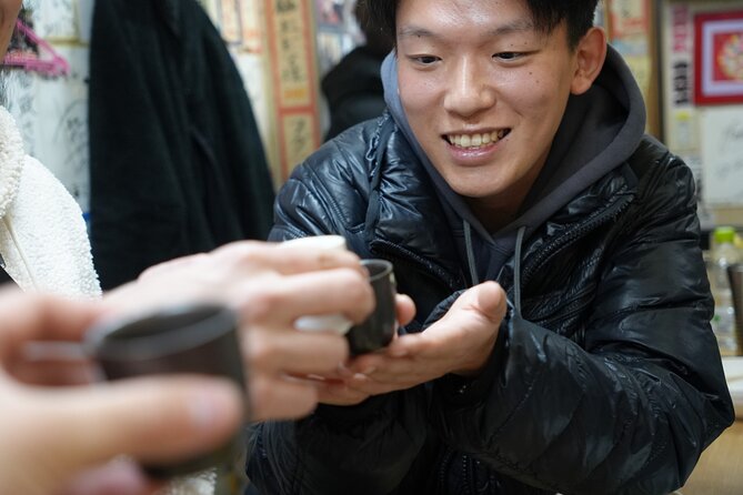 Osaka Highlights Walking Tour: Castle, Dotonbori & Hidden Gems - Kuromon Market: Where Seafood Lessons Feel Hands-On