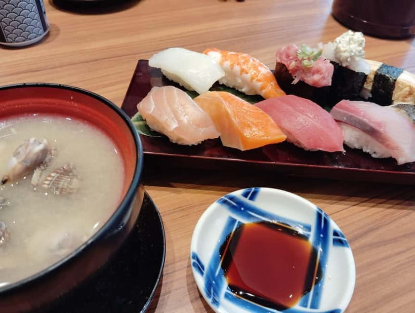 Osaka: Kuromon Market 1.5-Hour Seafood & Street Food Tour - The 90-minute walk: how the tastings are paced