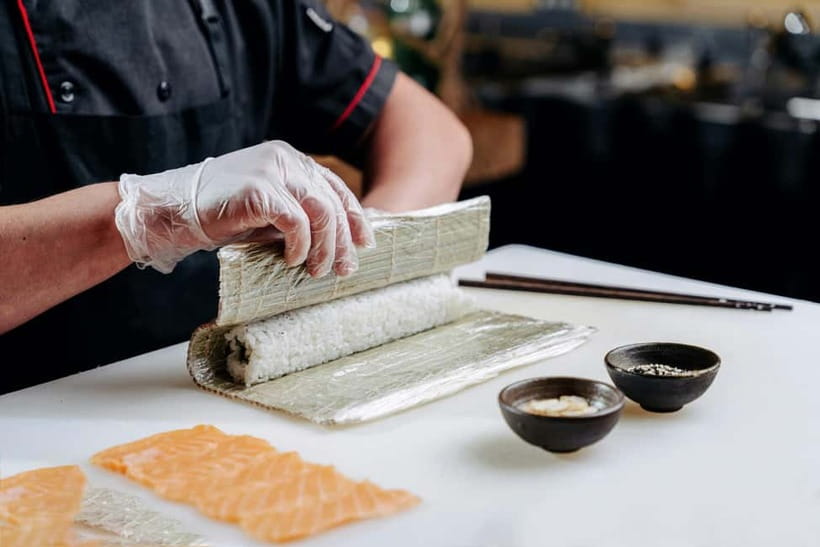 Osaka: Sushi Making Class and Dotonbori Food Tour - Timing and logistics for a smooth 2.5-hour experience