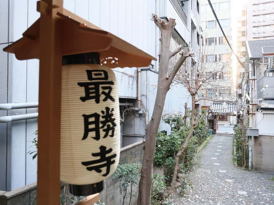 Osaka Temple Cool Foot Bath & Matcha Experience〈45min〉 - Worship at the Temple: Incense Offering and Kneaded Practice