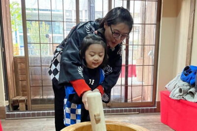 【Family Friendly】Traditional Mochi Pounding Experience - Toppings and tea: why this part feels like a reward, not filler